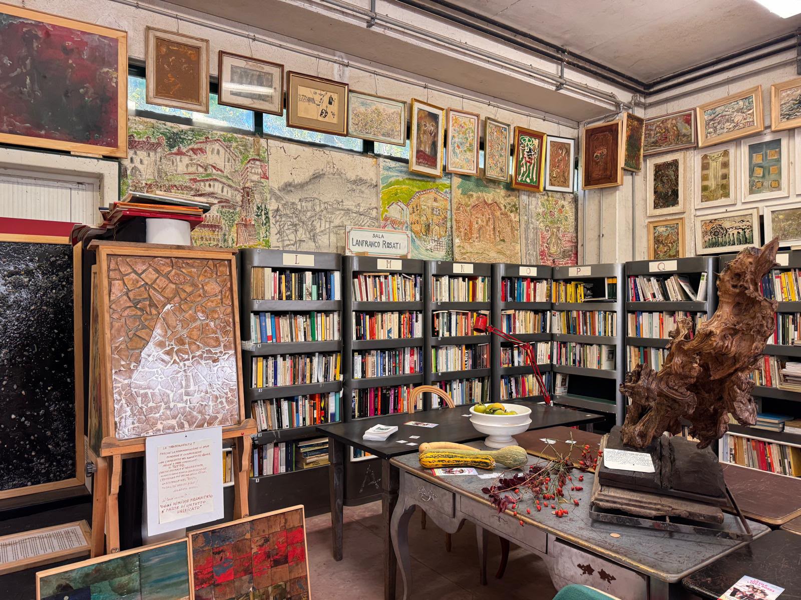 La biblioteca “Ad Maiora” immersa nella natura, che custodisce oltre 5000 volumi di vario genere, frutto di donazioni italiane e straniere, messi a disposizione di tutti, gratis